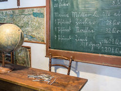 Am 1.9. können Museumsbesucherinnen und -besucher im Museum Kirchenhäusel eine Schulstunde wie um 1900 erleben: Historische Schulluft schnuppern und auf einer Schiefertafel schreiben.