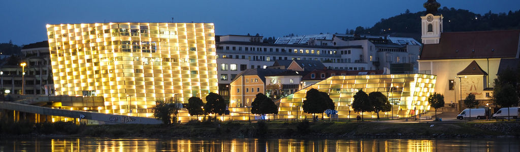 Ars Electronica Center - Außenansicht von gegenüberliegender Donauseite