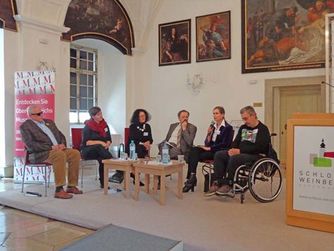 Diskussion zum Thema "Hürdenlauf im Museum" am Podium