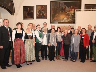 Gruppenbild mit allen ausgezeichneten Lehrgangsteilnehmerinnen und -teilnehmern