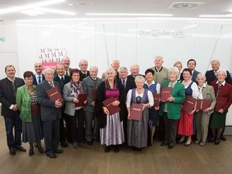 Die geehrten ehrenamtlichen Museumsmitarbeiterinnen und Museumsmitarbeiter mit dem Präsidenten des Verbundes Oö. Museen Prof. Roman Sandgruber, Geschäftsführer Dr. Klaus Landa, Dir. Ursula Pötscher vom Vorstand des Verbundes Oö. Museen, Dr. Gerhard Gaigg von der Direktion Kultur beim Amt der Oö. Landesregierung und Wolfgang Bauer von der OÖ. Versicherung AG