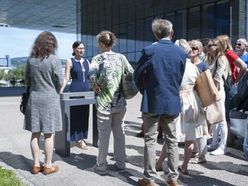 Dunja Schneider begrüßt die Besucherinnen und Besucher vor dem LENTOS Kunstmuseum Linz.