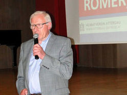 Obmann Franz Hauser begrüßte die Gäste beim Römer-Vortrag.