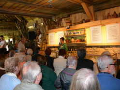 Zahlreiche Besucher kamen am 21. Mai zur Ausstellungseröffnung ins Freilichtmuseum Pelmberg.