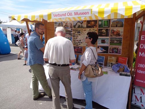 Infostand des Verbundes Oö. Museen bei der Ortsbildmesse