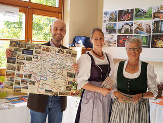 Die Karte "Museen und Sammlungen in Oberösterreich auf einen Blick" fand großes Interesse, so auch bei Mag. Sandra Galatz vom ORF, hier gemeinsam mit Vorstandsmitglied Ursula Pötscher und Klaus Landa.