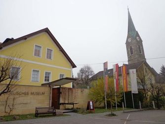 Das Evangelische Museum Oberösterreich mit der Pfarrkirche von Rutzenmoos