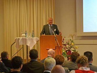 Präsident em. o. Univ. Prof. Dr. Roman Sandgruber bei der Begrüßung 