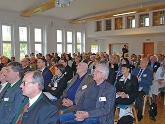 Der Saal im Gemeindezentrum der Evangelischen Pfarrgemeinde A.B. in Rutzenmoos war bis auf den letzten Platz gefüllt.