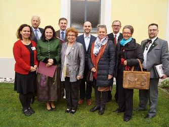 Die Absolventinnen und Absolventen des Ausbildungslehrgangs "Museumskustode/-in" mit den Präsidenten Kons. Walter Zauner und Prof. Roman Sandgruber und den Lehrgangsleitern Mag.a Susanne Hawlik und Dr. Klaus Landa