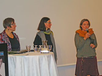 Michaela Wagner, Dunja Schneider und Petra Hansche bei der Diskussion