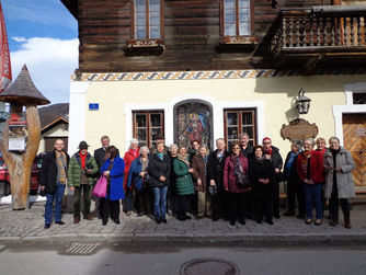 Die Gruppe mit den Museumsverantwortlichen vor dem Hoamathaus Altenmarkt.