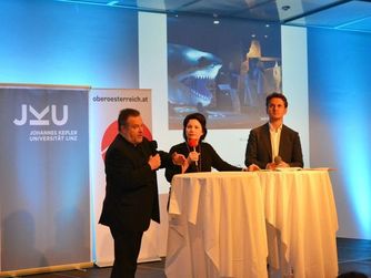 Mag. Reinhold Kräter und Mag. Andreas Winkelhofer mit der Moderatorin Mag. Katharina Maurer bei der ersten Talkrunde. 