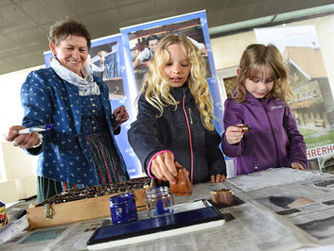 Stempeln mit Blaudruckmodeln beim Stand des Färbermuseums.