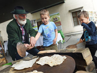 Zelten backen beim Freilichtmuseum Furthmühle, Pram.