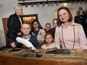 Nicht einfach: Kurrentschreiben mit Griffel und Tafel beim OÖ. Schulmuseum.