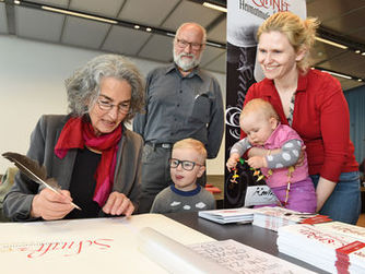 Schriftkünstlern über die Schulter blicken - Schrift- und Heimatmuseum Bartlhaus.