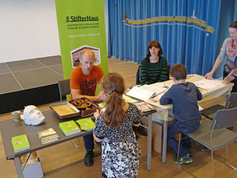 Kurrentschreiben beim Stand des OÖ. Literaturmuseums im Stifterhaus