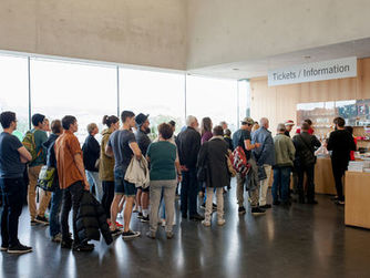 Großer Besucherandrang am Tag der offenen Tür zum Internationalen Museumstag im LENTOS Kunstmuseum Linz.
