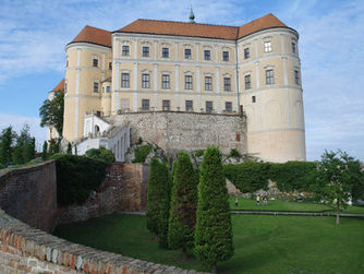 In beeindruckender Weise prägt das Schloss Mikulov das Stadtbild.