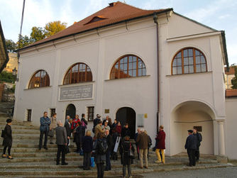 Besichtigung der jüdischen Synagoge in Mikulov.