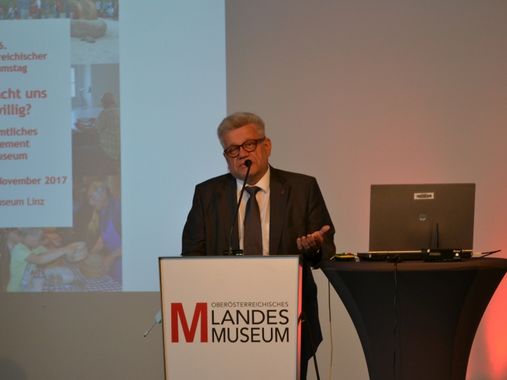 Dr. Walter Putschögl, der Kaufmännische Leiter des Oö. Landesmuseums bei seinen Begrüßungsworten