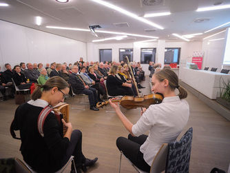 Gefüllter Saal bei der Ehrung ehrenamtlicher Museumsmitarbeiterinnen und -mitarbeiter