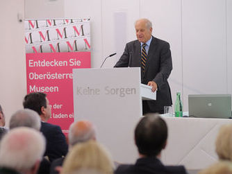 Der Präsident des Verbundes Oö. Museen em. o. Univ. Prof. Dr. Roman Sandgruber bei der Begrüßungsrede.