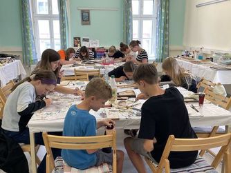 In der Malwerkstatt entstehen individuelle Kunstwerke nach traditioneller Hinterglastechnik.