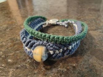 Mehrfarbiges Armband mit Perle