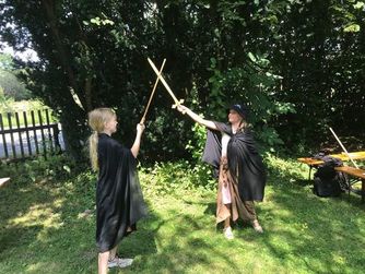 Im Garten des Bilger-Breustedt-Hauses wird gemeinsam ein Theaterstück einstudiert.