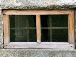 Nach einer Museumsführung im Freilichtmuseum Pelmberg basteln die Kinder beim "Ferienspaß im Museum" einen Lichtfänger bzw. ein Fensterbild für Zuhause.