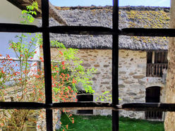 Blick aus der Stube im Freilichtmuseum Pelmberg - noch vor der Neueindeckung des Daches