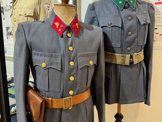 Die Vielzahl an ausgestellten Uniformen bietet einen Einblick in den Soldatenalltag.