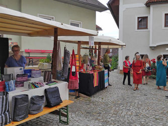 Rund 100 Ausstellerinnen und Aussteller werden beim Webermarkt 2023 erwartet.