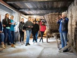 Generationen im Austausch: Im Museum voneinander lernen.