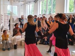 Volles Haus! Kunst und Kultur im Museum verbindet Menschen.