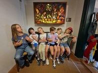 Nachstellen einer Szene auf einem Glasfenster von Margret Bilger.