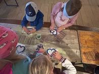 Kreativer Schmuck für die Fenster entstand im Freilichtmuseum Pelmberg.