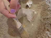 Das "Freilegen" von Funden konnte geübt werden.