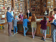 Kustos Harald R. Ehrl erläuterte bei einer Kinderführung Wissenswertes zum Lesen und Schreiben im Mittelalter!