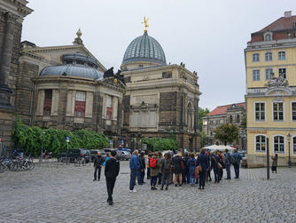 Eine der Exkursionsgruppen auf dem Weg durch Dresden