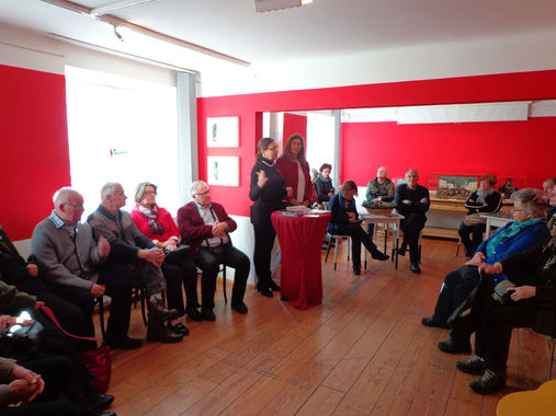 Museumsleiterin Ingrid Weydemann begrüßt die Besucherinnen und Besucher im Museum Fronfeste.