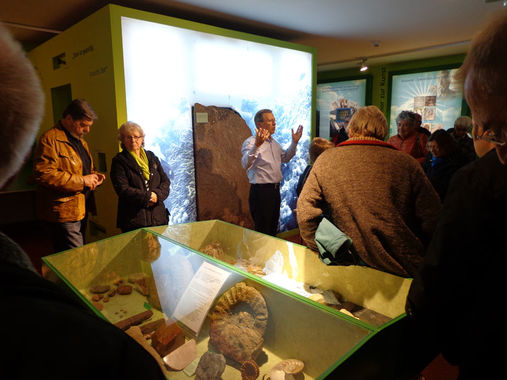 Obmann Arnold Kretschmer führte die Gäste durch das Marmormuseum.