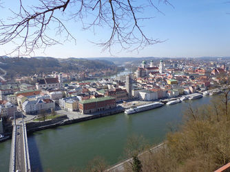 Blick von der Veste Oberhaus auf die Altstadt von Passau mit dem Dom zu St. Stephan