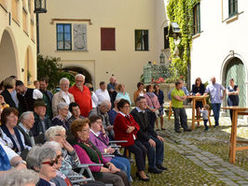 Der Hof im Schloss Starhemberg bot einen prächtigen Rahmen für den Festakt für Augustin Roitinger.