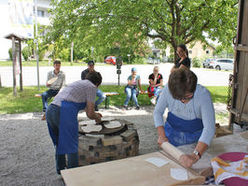 Beim Werkltag im Freilichtmuseum Furthmühle ist das Zeltenbacken ein beliebter Programmpunkt für das Museumspublikum.