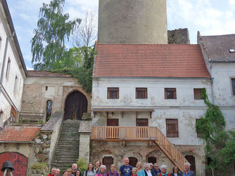 In Hellmonsödt machte sich nach der Besichtigung der Starhembergkapelle und -gruft eine Gruppe zu einer Wanderung zum Schloss Wildberg auf.