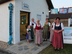 Die Klaffegger Museen luden zum Tag der offenen Tür. Hier eine Damenrunde vor dem Wassermuseum.