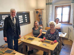 Das OÖ. Schulmuseum lud zum Workshop "Schreiben mit dem Schulmeister wie zu alten Zeiten".